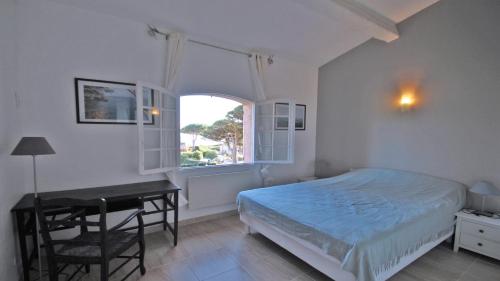 サント・マキシムにあるEl Cantarelloのベッドルーム1室(ベッド1台、デスク、窓付)