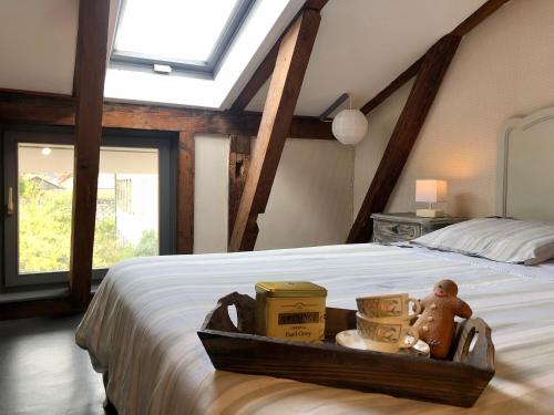 Schlafzimmer mit einem Bett und einem Tablett mit Kisten in der Unterkunft La Clé d'Alsace in Sainte-Marie-aux-Mines