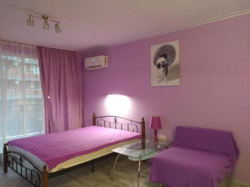 ポモリエにあるParus 4 Studioの紫色のベッドルーム(ベッド1台、テーブル付)