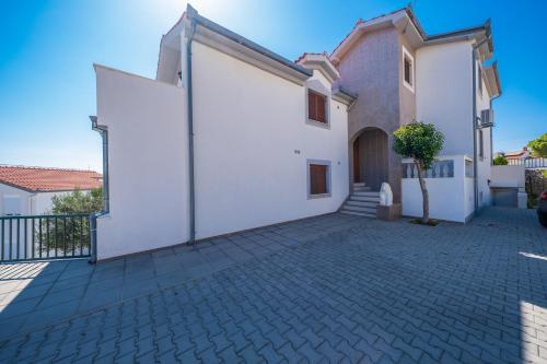 Casa blanca con puerta y entrada en Villa Mirjana, en Trogir