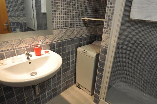 une salle de bains avec lavabo, toilettes et douche dans l'établissement RNET - IR 27-B Studios Roses Costa Brava, à Roses
