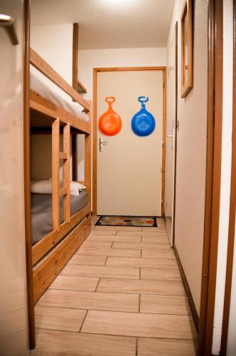 - un couloir avec deux vases sur la porte d'une chambre dans l'établissement Your apartment near the ski lift, à Aime La Plagne