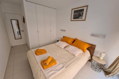 Posteľ alebo postele v izbe v ubytovaní Le Lodge, T2 classé 3 étoiles avec jardin, parking, piscine & mer à 2 pas