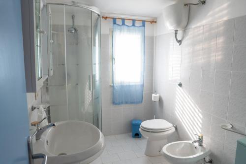 a bathroom with a toilet and a shower and a sink at Da Fe' - Casa con terrazza panoramica in Cuglieri