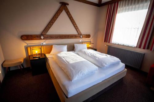 1 dormitorio con 1 cama grande con almohadas blancas en Landhaus Flasch, en Wagrain