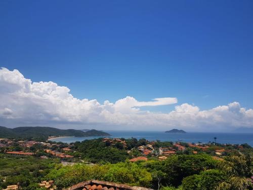 uma vista para o oceano e uma cidade com árvores em Bella Vista Eco Experience em Búzios