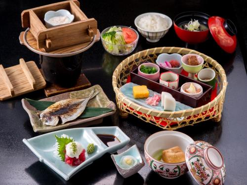 旅館の敷地内または近くでの食事または食べ物