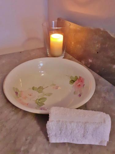 a plate with a candle and a slice of bread at Cà Gennara Agri B&B in Porretta Terme