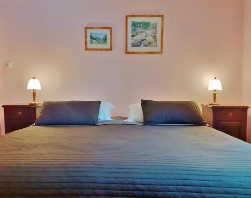 - une chambre avec un lit et 2 lampes dans l'établissement Cà Gennara Agri B&B, à Porretta Terme