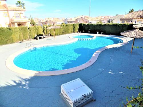 Vista sulla piscina di Ground Floor apartment with communal pool close to all amenities o su una piscina nei dintorni