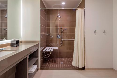 y baño con ducha y cortina de ducha. en Hyatt House Mexico City Santa Fe, en Ciudad de México