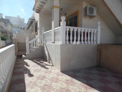 Balcone o terrazza di Ground Floor apartment with communal pool close to all amenities