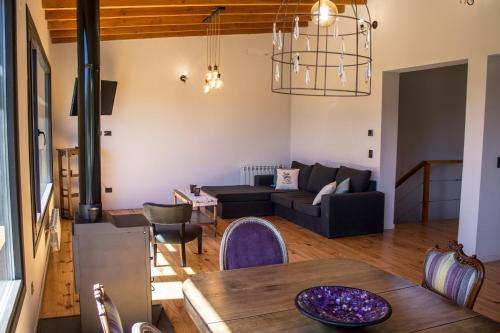 sala de estar con sofá y mesa en BOG Casa Soñada en Villa La Angostura