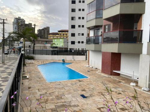 - une piscine sur le côté d'un bâtiment dans l'établissement Condomínio San Martim, à Caraguatatuba