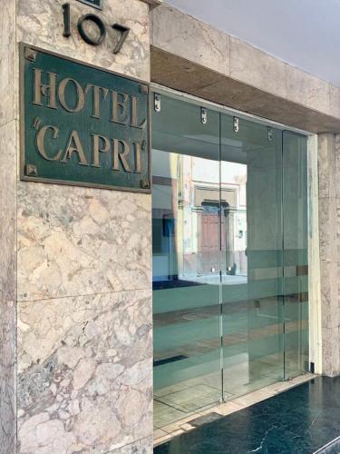 ein Schild für das Hotel auf der Seite eines Gebäudes in der Unterkunft Hotel Capri de Leon Mexico in León