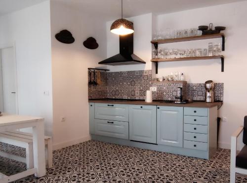 una cucina con armadietti bianchi e pavimento piastrellato di Ayamonte Centro ad Ayamonte