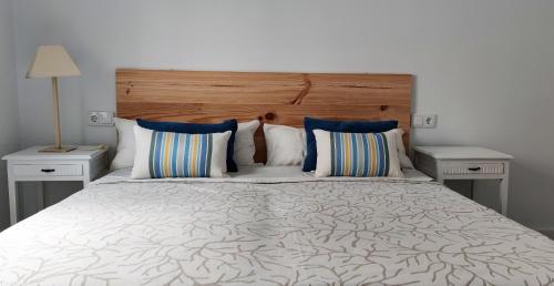 una camera da letto con un grande letto con due comodini di Ayamonte Centro ad Ayamonte