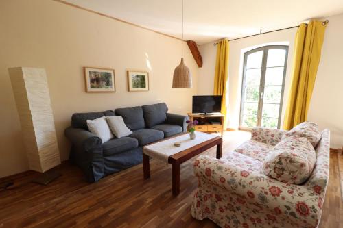 ein Wohnzimmer mit einem Sofa und einem Tisch in der Unterkunft Birkenhof an der Ostsee in Hohenkirchen