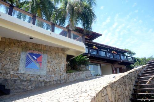 un edificio con un mosaico en su lado en Ilha Branca Exclusive Hotel, en Búzios