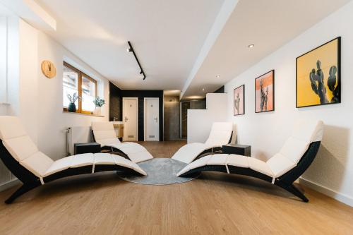 a waiting room with chairs and a table at Moderne 3 Zi-FeWo "Vintage Style" 70 qm Nähe Freiburg in Simonswald