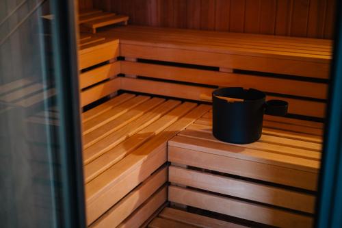 a bucket sitting on the floor of a sauna at Moderne 2 Zi.-FeWo BlackForest Art Barrierefrei Nähe Freiburg in Simonswald