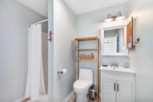 Koupelna v ubytování 2nd Block E Huron - Keep Palm - Adorable House Minutes from the Beach