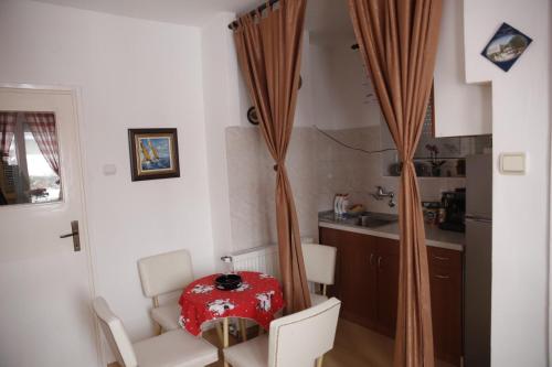 eine Küche mit einem Tisch und Stühlen im Zimmer in der Unterkunft Ruta 34 in Gornji Milanovac