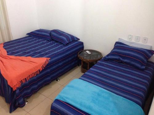 twee bedden naast elkaar in een slaapkamer bij Flat Conchas e Corais - Village Paraíso localizado em Taipu de Fora, península de Barra Grande in Barra Grande