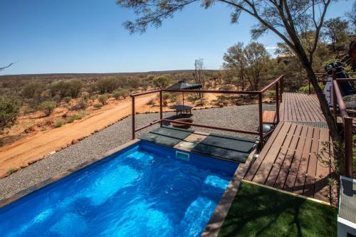 un'immagine di una piscina con terrazza e panchina di Kings Creek Station a Kings Canyon