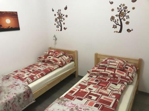 duas camas sentadas uma ao lado da outra num quarto em City Center Apartments Hévíz em Hévíz