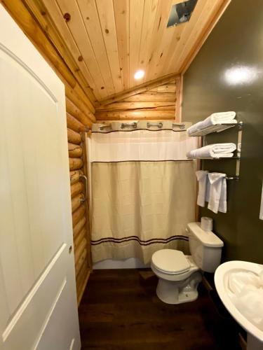 uma casa de banho com um WC e um lavatório em Cabin Village em Island Park