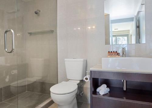 ein Badezimmer mit einem WC, einem Waschbecken und einer Badewanne in der Unterkunft 216 Serenity at Sea Spray - Paihia Apartment in Paihia