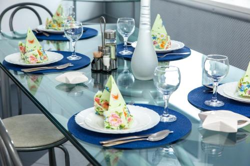 una mesa con platos de comida y copas de vino en Hotel Stara Zagora, en Samara