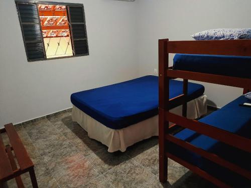 a bedroom with two bunk beds and a window at Casa em Olímpia in Olímpia