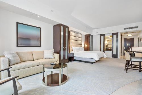 un soggiorno con un divano e un letto di Junior Suite at Sorrento Residences- FontaineBleau Miami Beach home a Miami Beach