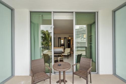 una stanza con porte in vetro e tavolo e sedie di Junior Suite at Sorrento Residences- FontaineBleau Miami Beach home a Miami Beach