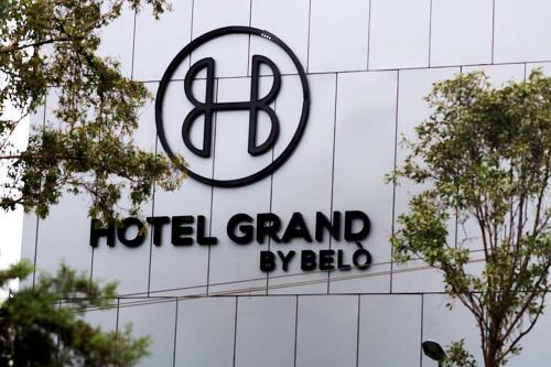 a hotel sign on the side of a building at Hotel Belo Grand Morelia in Morelia