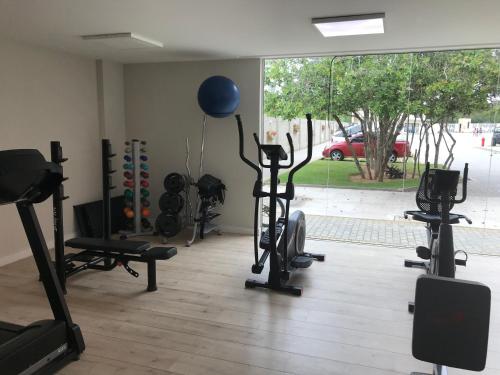 The fitness centre and/or fitness facilities at Lindo apto em Arraial do Cabo condomínio Golden Lake