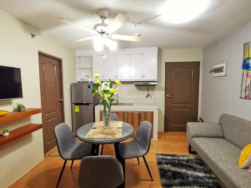 uma sala de estar com mesa e cadeiras e uma cozinha em One Oasis Apartment CDO em Cagayan de Oro