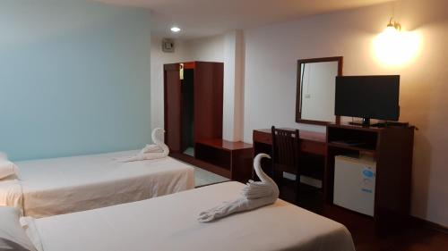 Una cama o camas en una habitación de Wiangwalee Hotel