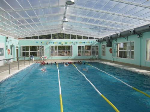- un groupe de personnes se baignant dans une piscine dans l'établissement Hotel Sierra Luz, à Cortegana