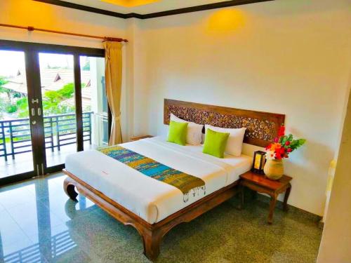 Säng eller sängar i ett rum på Poolsawat Villa - SHA Plus