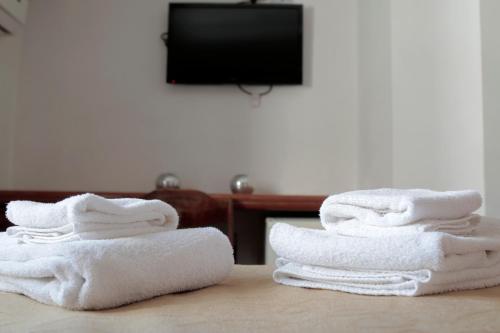 una pila de toallas sentadas sobre una mesa en Hotel Ortegal en Mar del Plata