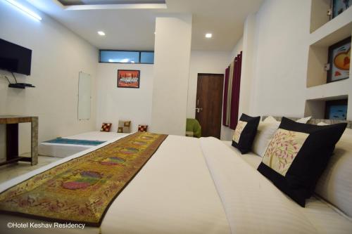 Una cama o camas en una habitación de Hotel Keshav Residency