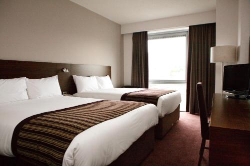 Postel nebo postele na pokoji v ubytování Leonardo Hotel Derby