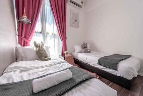 une chambre avec deux lits avec un ours en peluche assis sur eux dans l'établissement Time To Relax v 3BR Geo Bukit Rimau,Shah Alam by Verano, à Shah Alam