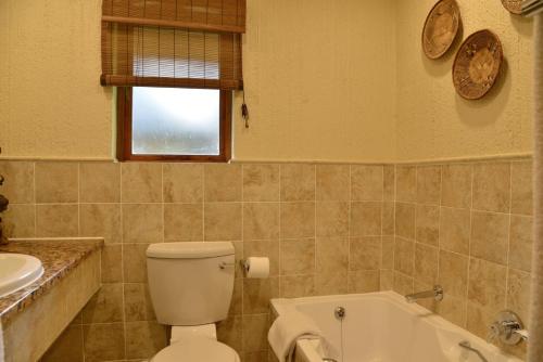 uma casa de banho com um WC, uma banheira e um lavatório. em Cambalala - Luxury Units - in Kruger Park Lodge - Serviced Daily, Free Wi-Fi em Hazyview