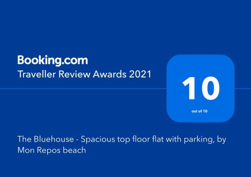 En logo, et sertifikat eller et firmaskilt på The Bluehouse - Spacious top floor flat with parking, by Mon Repos beach