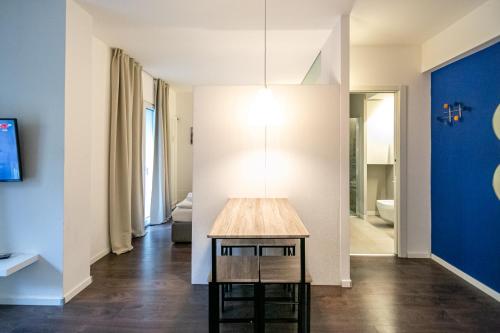 Habitación con mesa y pared azul en Apartment Vanga en Bolzano