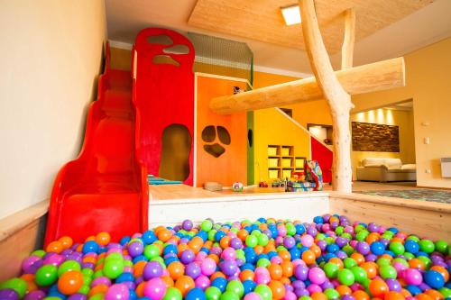 un montón de bolas en una habitación con un montón de esquís en Familien Ferien Wohnung by Holzbau, en Scheßlitz